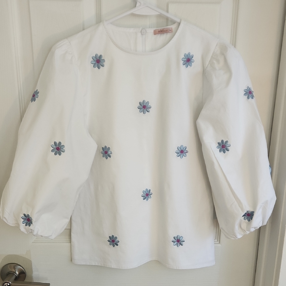 Udel NY Blouse with Floral Embroidery